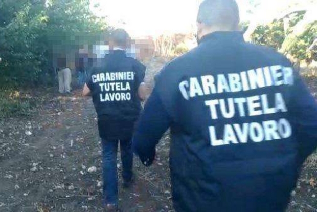 Lavoro nero. Sfruttata dai caporali abortisce nei campi. Inchiesta ad Agrigento
