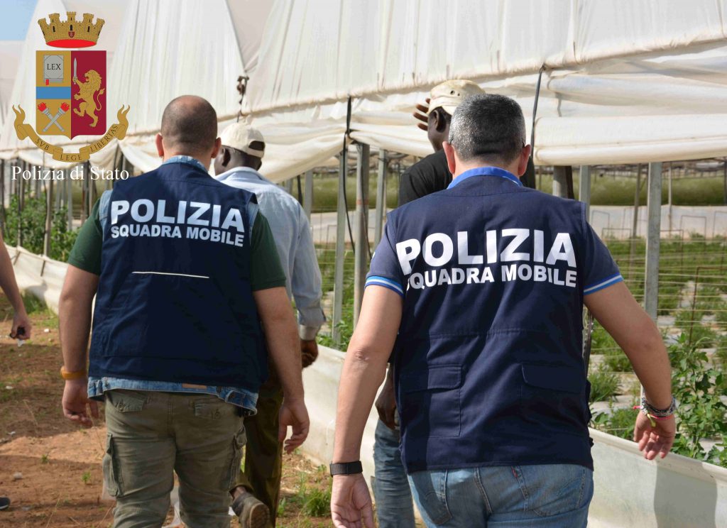 Giovani migranti sfruttati da una azienda florovivaistica. Denunciati i titolari - Ragusa Oggi