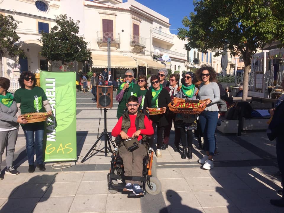 Marina di Ragusa invasa di rosso dai fiori campanellini per dire di no alla violenza sulle donne - Ialmo