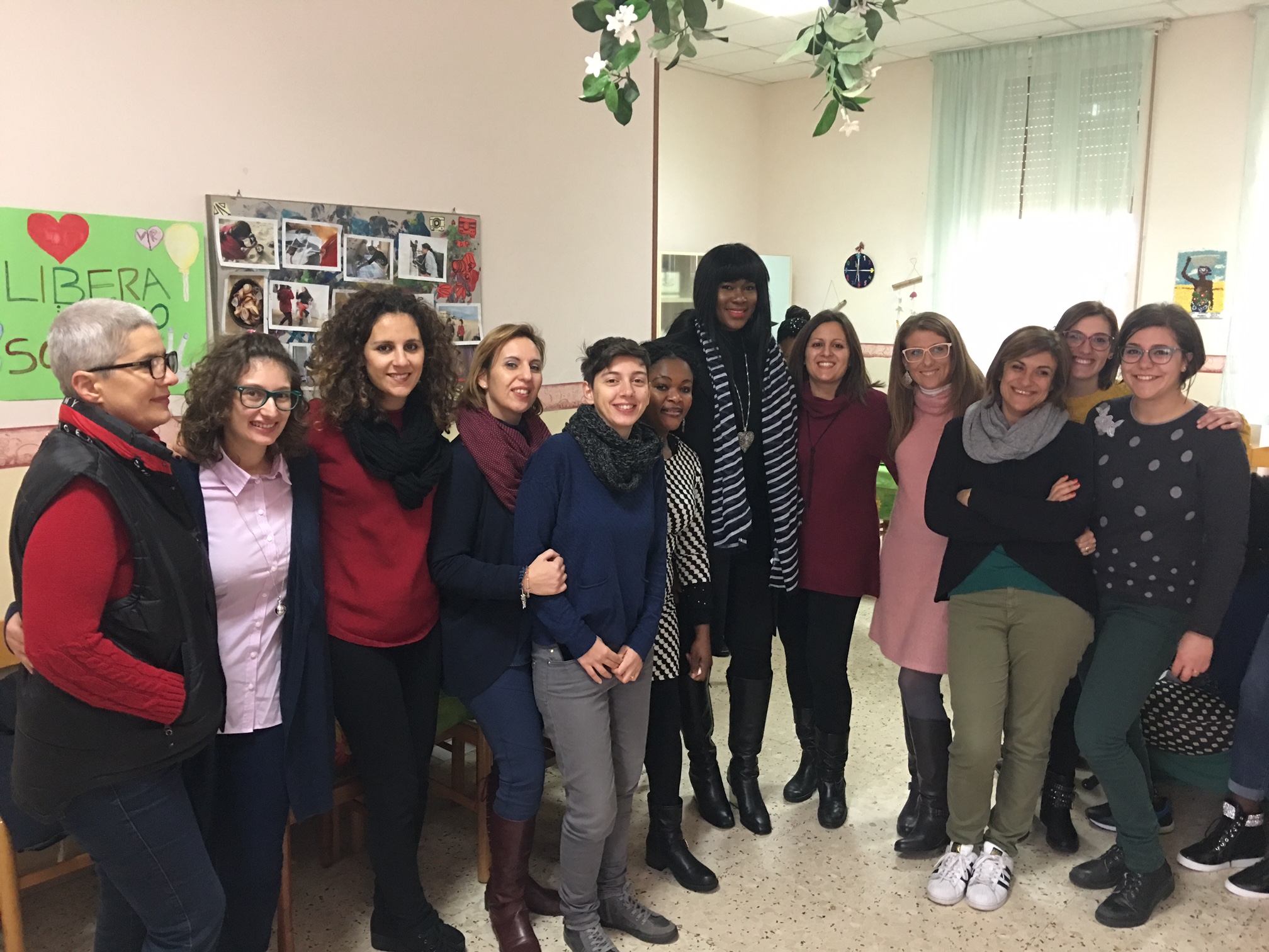 L’attrice nigeriana Stephanie Linus in visita alle connazionali vittime di tratta ospitate nella casa di accoglienza della cooperativa Proxima a Ragusa | Radio RTM Modica