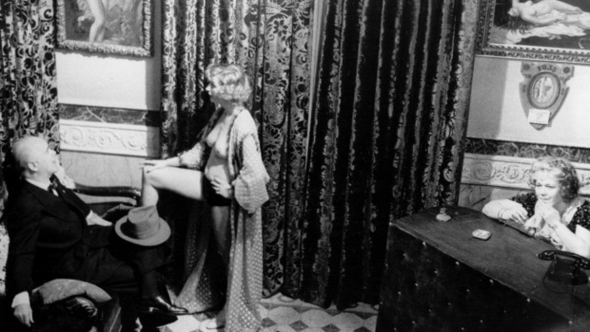 Prostituzione: “Dobbiamo scandalizzarli”. Quel modello svedese che colpisce chi compra il sesso